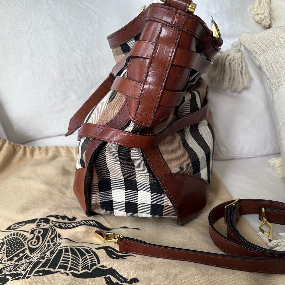 Timeless Classic: Burberry Vintage Check Bag (Made in Italy!) - Picture 8 of 13
